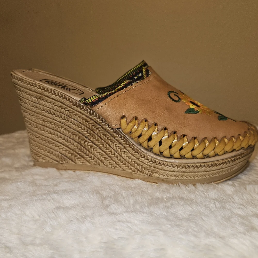 Leather Floral Embroidered Platform Wedge Women's size 6 *ay